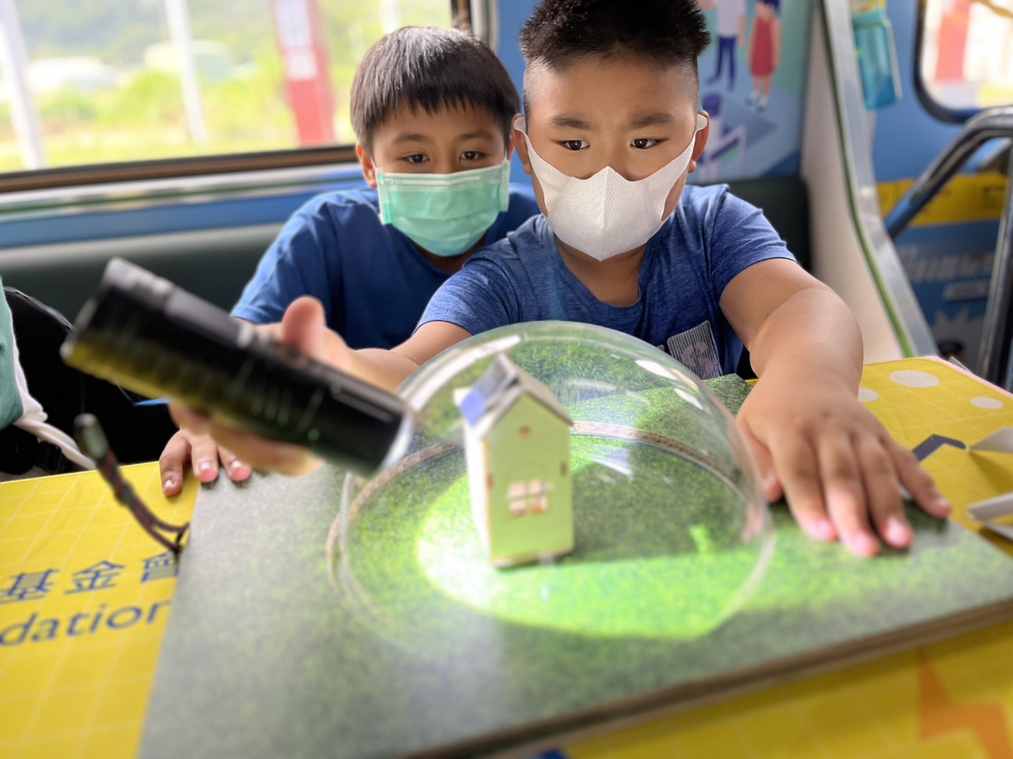 PA视讯參與基礎科學主題車廂，以STEAM教學精神，設計「逐日科學家」、「太陽能工程師」以及「淨零建築師」三大能源科普課程和實驗